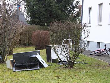 Die Feuerwehr brachte die beschädigten Küchenteile ins Freie. Foto: Jürgen Gärtner