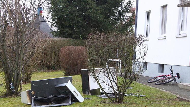 Die Feuerwehr brachte die beschädigten Küchenteile ins Freie. Foto: Jürgen Gärtner