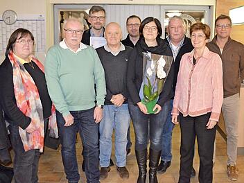 Die f&uuml;r langj&auml;hrige Treue zum Obst- und Gartenbau ausgezeichneten Mitglieder mit 1. Vorsitzender Christa Partheym&uuml;ller (vorne rechts) und B&uuml;rgermeister Christian Mrosek (hinten zweiter von rechts). Foto: Thomas Micheel