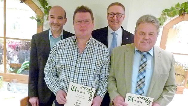 Ehrungen bei der UBV-Hauptversammlung (von links): Vorsitzender Stephan Valtin, Peter Schneider (25 Jahre), B&uuml;rgermeister Udo D&ouml;hler und Peter Friedel (40 Jahre). Foto: Lothar Weidner
