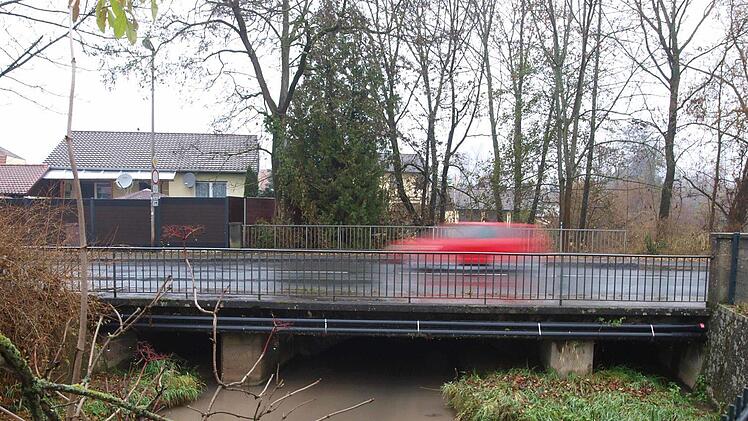 Im nächsten Jahr wird die Brücke in der Rodacher Straße über die Lauter durch einen Neubau ersetzt. Die Brücke, vermutlich um 1800 gebaut, hat massive Schäden. Sieben Monat wird die Rodacher Straße für den Fahrverkehr gesperrt sein, Fußgänger können über einen Behelfssteg ausweichen. Foto: Christoph Winter (Archiv)