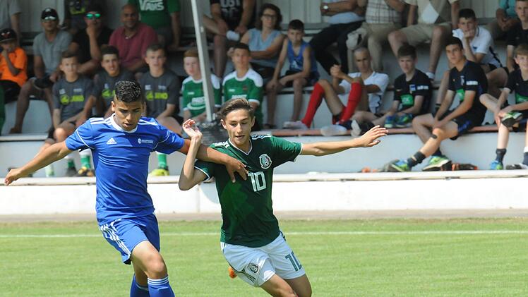 Überraschung im Vorjahr: Titelverteidiger beim Rimini-Cup ist die Bayernauswahl (in blau), die das 2018er Finale mit 2:0 gegen die U14-Nationalmannschaft Mexikos (in grün) gewann.ssp