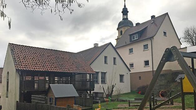 Als Alternative zum jetzigen Plan würden die Befürworter des Bürgerbegehrens einen Anbau des Gädheimer Kindergartens im Bereich des jetzigen Spielplatzes bevorzugen, was aber aus Platzgründen laut Bürgermeister Peter Kraus nicht möglich ist.  Foto: Christian Licha