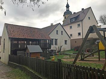Als Alternative zum jetzigen Plan würden die Befürworter des Bürgerbegehrens einen Anbau des Gädheimer Kindergartens im Bereich des jetzigen Spielplatzes bevorzugen, was aber aus Platzgründen laut Bürgermeister Peter Kraus nicht möglich ist.  Foto: Christian Licha