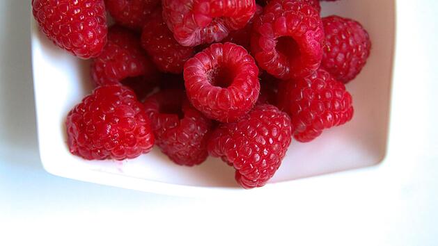 Himbeeren schmecken nicht nur super lecker, sondern haben auch einen wichtigen Mehrwert: sie wirken entgiftend und sind förderlich für die Verdauung.