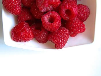 Himbeeren schmecken nicht nur super lecker, sondern haben auch einen wichtigen Mehrwert: sie wirken entgiftend und sind förderlich für die Verdauung.