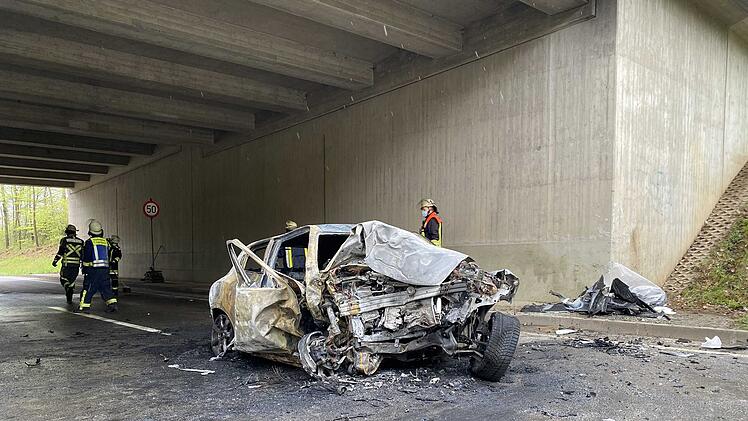 Auto kracht gegen Unterf&uuml;hrung und geht in Flammen auf: Fahrer stirbt im Feuer