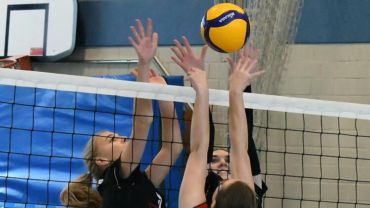 Gute Blockarbeit zeigen (von links) Lisa Walkenhorst und Drita Dobra von der SG Hausen/Aschach. Foto: Hopf