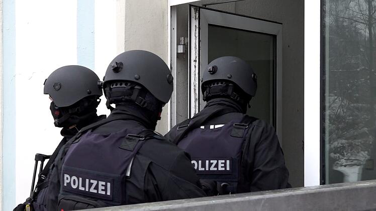 Hof: Spektakuläre Polizeiübung in der Fabrikzeile  "Lebensbedrohliche Lagen"