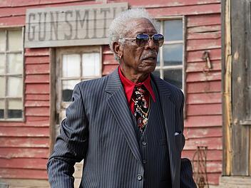 Der Mafia-Finanzier Reggie Fontaine (Morgan Freeman) schaut nach dem Rechten beim Western-Filmdreh. Er will sein Geld zur&uuml;ck.