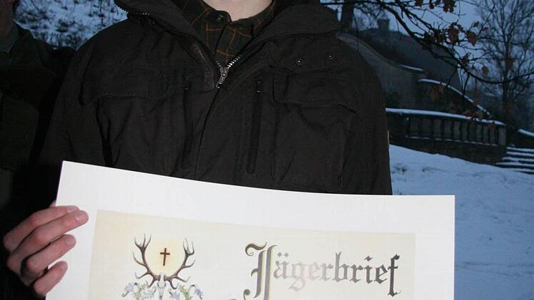 Johannes Ritz ist erst 17 Jahre, die Jägerprüfung hat er schon mit 16 gemacht: Stolz nahm er den Jägerbrief in Empfang. Der wird einen Ehrenplatz bekommen.