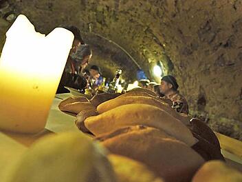 Rustikales Dinner im Kellergewölbe. Fotos: Arkadius Guzy
