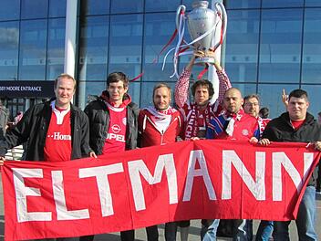Als die Eltmanner London-Fahrer vor dem Stadion zum Erinnerungsfoto antraten, hat sich doch tatsächlich ein "fremder" Bayern-Fan mit aufs Bild geschmuggelt. Immerhin hatte er aber eine Nachbildung des Europapokals dabei. Von links halten Markus Dittmann, Paul Kremer, Alexander Beier, Daniel Zimmermann und Florian Schmitt ein Banner mit dem Namen ihrer Stadt.