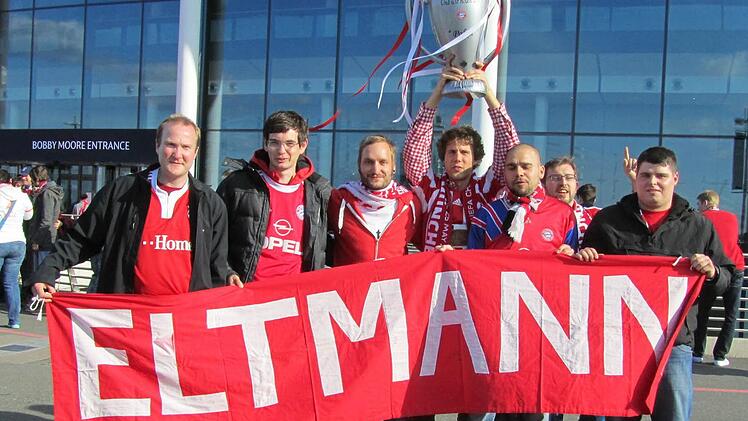 Als die Eltmanner London-Fahrer vor dem Stadion zum Erinnerungsfoto antraten, hat sich doch tatsächlich ein "fremder" Bayern-Fan mit aufs Bild geschmuggelt. Immerhin hatte er aber eine Nachbildung des Europapokals dabei. Von links halten Markus Dittmann, Paul Kremer, Alexander Beier, Daniel Zimmermann und Florian Schmitt ein Banner mit dem Namen ihrer Stadt.