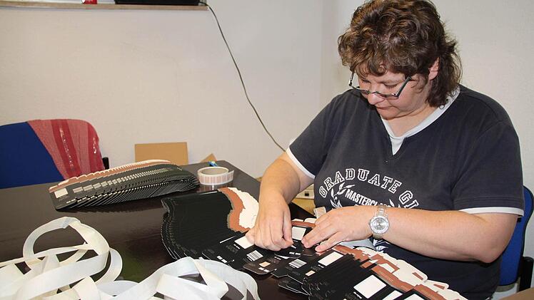 Aber vorher kommen Aufkleber drauf.