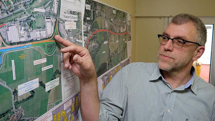 "Das ist der Knackpunkt", sagt Günter Engelhardt und zeigt auf die frisch sanierte Brücke. Weil die komplette rechte Fahrbahn, aus dem Süden kommend, in Richtung Coburg gesperrt wird, können Autofahrer bei Niederfüllbach nicht mehr auf die Bundesstraße 303 abbiegen. Auch wer von der Autobahn kommt, schafft es nicht auf direktem Weg nach Coburg. Foto: Berthold Köhler