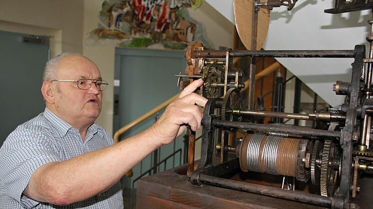 Für die Funktionstüchtigkeit seiner uhrwerke sorgt Richard Ebert natürlich selbst.  Foto: Helmut Will