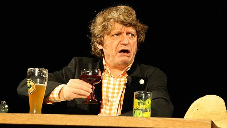 Erwin Pelzig im Zwiegespräch mit seinen imaginären Stammtischbrüdern Hartmut und Dr. Göbel. Foto: Ralf Ruppert