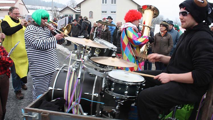 Der Musikverein Waldfenster fuhr samt Schlagzeug durch den Ort.  Foto: Robert Huger