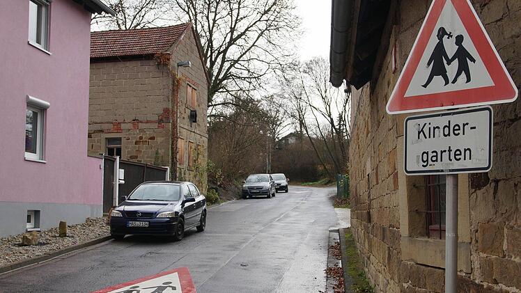 Die Beschilderung in der Wachthügelstraße in Prappach reicht aus, da hier besondere Vorsicht geboten ist, sagte Bürgermeister Günther Werner in der Bürgerversammlung. Das Schild, das in den 1970er Jahren aufgestellt wurde, wird noch durch das aktuelle Zeichen ersetzt und ein weiteres auf der anderen Straßenseite aufgestellt. Ein Piktogramm wurde vor kurzem auch auf der Straße aufgebracht.