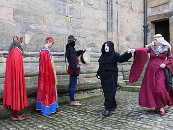Der Tod - gespielt von Laurin Singer - holt die Königin ab.  Fotos: Barbara Herbst