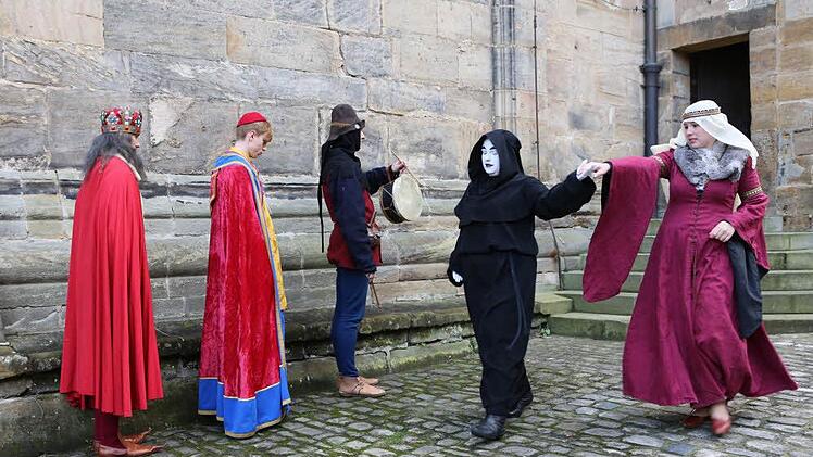 Der Tod - gespielt von Laurin Singer - holt die Königin ab.  Fotos: Barbara Herbst