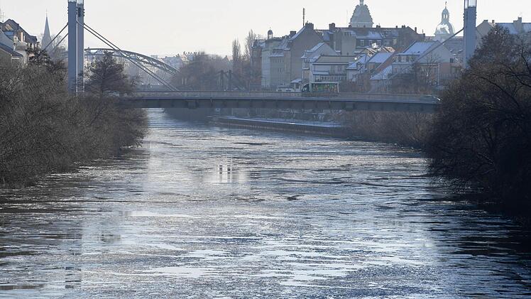 Im Stadtgebiet treibt Eis auf dem Kanal. Foto: Ronald Rinklef