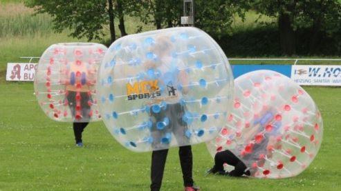 Mit dem speziellen sportlichen Event einem internen "Bubble - Ball" Turnier wurde die Saisonabschlussfeier der im Vorjahr gegründeten Damenmannschaft des SV Gemeinfeld eingeläutet.Foto: Dietz