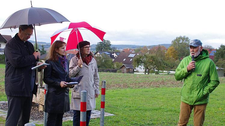Otto Fischer (re.) erklärte Wissenswertes über den neuen Brunnen. Pfarrer Georg Birkel, Pfarrerin Sabine Schmid-Hagen und Uschi Bornschlegel verfolgen seine Ausführungen.             Foto: Thomas Hümmer