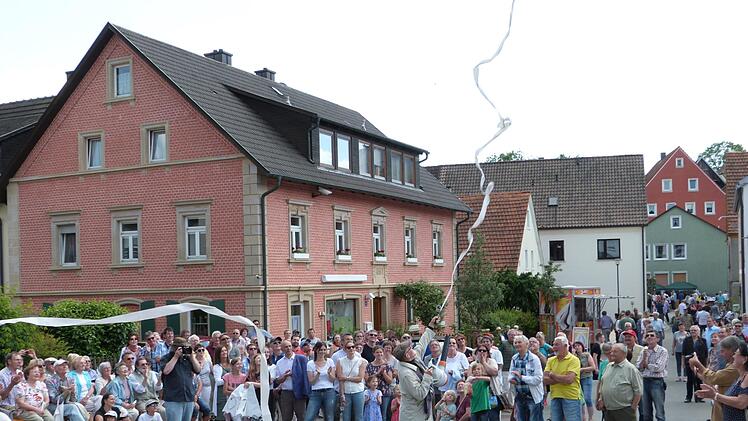 Kunst und Comedy verband Doc Schredder mit seiner witzigen Papiershow. Foto: Werner Reißaus
