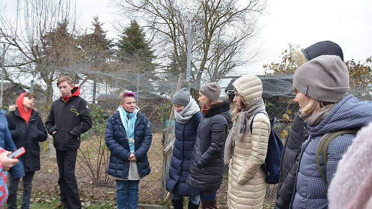 Im Garten vor dem Bauwagen wurde die Besuchergruppe aus Russland von den Schülern empfangen und über die Arbeit im Erdkinderplan informiert. Foto: Bernhard Panzer