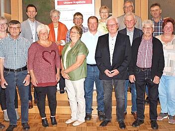 Landrat und BRK-Kreisvorsitzender Christian Meißner (rechts), Bürgermeister Andreas Hügerich und die stellvertretende BRK-Kreisvorsitzende Rosemarie Göhring (hinten, Zweiter und Dritte von links) bedankten sich herzlich bei den 100- bis 150-maligen Blutspendern. Fotos: Alfred Thieret