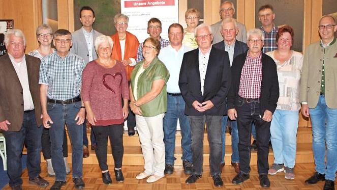 Landrat und BRK-Kreisvorsitzender Christian Meißner (rechts), Bürgermeister Andreas Hügerich und die stellvertretende BRK-Kreisvorsitzende Rosemarie Göhring (hinten, Zweiter und Dritte von links) bedankten sich herzlich bei den 100- bis 150-maligen Blutspendern. Fotos: Alfred Thieret