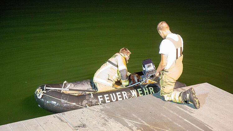 Badeunfall in Hof (Oberfranken)? Ein Gro&szlig;aufgebot suchte in der Nacht auf Donnerstag den Untreusee ab. Dann stellte sich heraus: Ein 56-j&auml;hriger Mann hatte gelogen. Foto: NEWS5 / Fricke