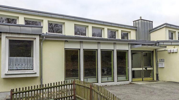 Die Brandschäden im Gebäudeinneren sind so schlimm, dass die Stettfelder Grundschule bis auf weiteres nicht von der Lebenshilfe Haßberge genutzt werden kann. Das Äußere des Gebäudes ist von dem Feuer verschont geblieben.  Foto: Christian Ziegler