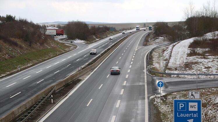 In der Nähe der Lauertalbrücke sind an der A 71 Parkplätze mit Toiletten entstanden. Vor 25 Jahren hofften die Stadträte noch auf eine Raststätte und/oder eine Straßenmeisterei. Daraus wurde nichts. Thomas Malz