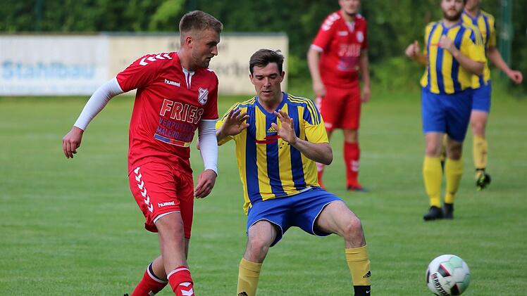 Maximilian Ertz (rechts) im Trikot des SV Detter-Weißenbach. Foto: Sebastian Schmitt