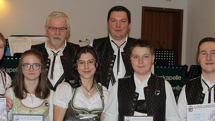 Diese Nachwuchsmusiker errangen das Leistungsabzeichen in Silber und Gold. Mit im Bild Dirigent Adelbert Greiner (hinten links) und Vorsitzender Markus Stauch (daneben).