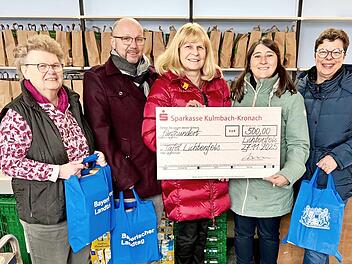 Große Freude herrscht bei der Projektleiterin Daniela Fehn (2. v. r.) sowie der ehrenamtlichen Mitarbeiterin Brigitte Körner (l.) von der „Tafel plus“ in Lichtenfels. Die Landtagsabgeordnete Sabine Gross brachte einen Scheck mit, über den sich auc...