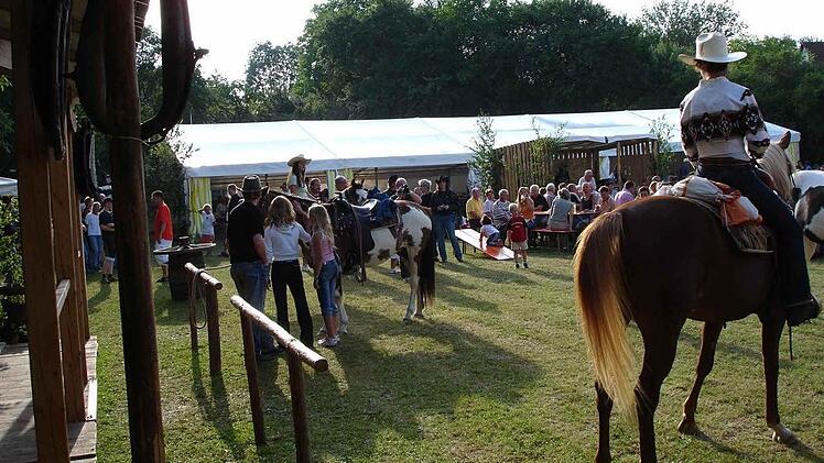 Am Saloon machen manchmal auch Reiter fest. Familien mit Kindern finden es hier besonders am Nachmittag sehr schön.
