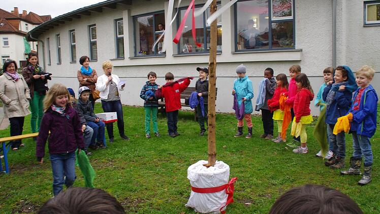 Der Wonnemonat Mai (links vorne, Johanna Zipfel) war bei seinem Tanz sehr übermütig. Das ärgerte die anderen elf Monate (im Hintergrund).