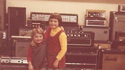Musiker von Kindesbeinen an: Julia und Anette Rosenberger 1972 im Verkaufsraum. Foto: Rosenberger