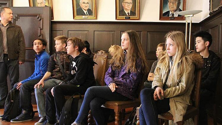 Die "älteren Herrschaften" im kleinen Sitzungssaal beeindruckten die jungen Besucher aus Tschechien. Fotos: Ralf Kestel