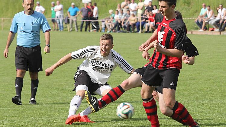 Augen zu und Schuss: Krums Max Witchen (links, daneben Schiedsrichter Rene Kohl) hat abgezogen. Der Ball ist aber keine Problem für Schlussmann Mario Mölter. Mit auf dem Bild die Reichenbacher Christian Pickel (rechts) und Teamkollege Julian Hergenröther (verdeckt).