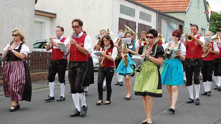 Am Festzug durch Frankenbrunn beteiligten sich 14 Musikkapellen, die für Stimmung und den richtigen Tritt sorgten. Stolze drei Kilometer lang war der Zug durch die Straßen des Ortes. Foto: Günther Straub