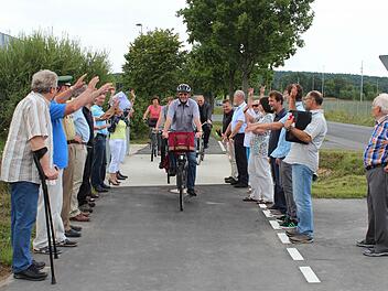 Die geladenen Gäste, die mit dem Rad zur Einweihung gekommen waren, drehten zur Feier des Tages eine Ehrenrunde.  Foto: Andreas Dorsch