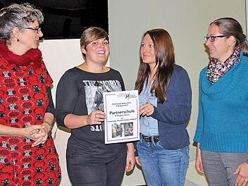 Partnerschule des Fränkischen Theaters Schloss Maßbach ist im neuen Schuljahr die Mittelschule "Holderhecke" in Bergrheinfeld. Theaterleiterin Anne Maar (von links) und Theaterpädagogin Karolin Wunderlich überreichten den beiden Lehrerinnen Nina Blank und Sabine Steinbrenner eine Partnerschaftsurkunde.  Foto: Dieter Britz