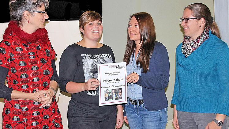 Partnerschule des Fränkischen Theaters Schloss Maßbach ist im neuen Schuljahr die Mittelschule "Holderhecke" in Bergrheinfeld. Theaterleiterin Anne Maar (von links) und Theaterpädagogin Karolin Wunderlich überreichten den beiden Lehrerinnen Nina Blank und Sabine Steinbrenner eine Partnerschaftsurkunde.  Foto: Dieter Britz