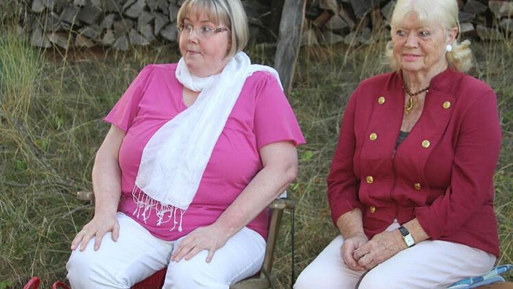 Marianne Nowack ließ die Märchen lebendig werden, Emmi Mähringer sang mit den Kindern altbekannte Kinderlieder. Foto: Sonja Adam