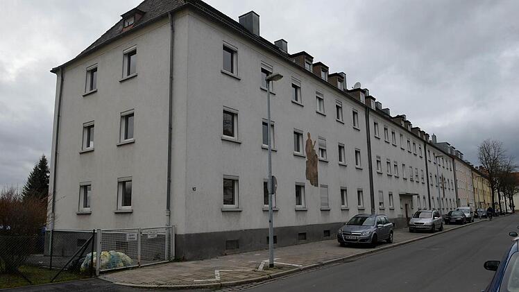 Auch nach der Inbetriebnahme der erweiterten Erstaufnahmeeinrichtung in der ehemaligen US-Kaserne wird Bamberg Ausweich- und Gemeinschaftsunterkünfte (wie die abgebildete in der Neuerbstraße) für Flüchtlinge aus aller Welt brauchen. Foto: Ronald Rinklef/Archiv